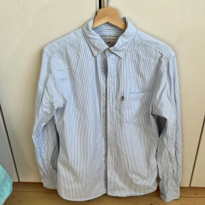 Oxford skjorta - Stentvättad Oxford tyg   Ficka på bröstet