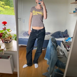 Svara Levis jeans - Säljer dessa svarta Levis jeansen! Midjemått 40 cm innerbenslängd 81 cm