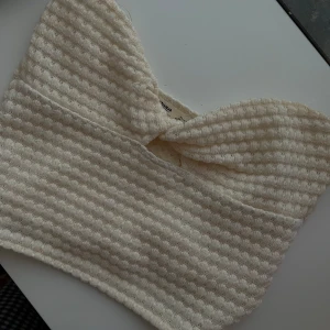 Sommartopp - Snygg vit/beige topp från Pull&Bear. Storlek M men något tight i passform så funkar även för dig som vanligtvis bär S. Exklusive frakt