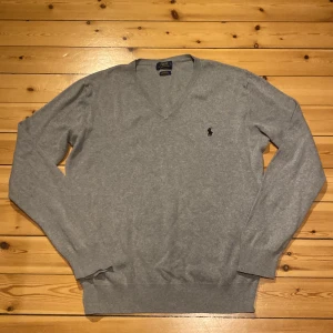 Polo Ralph Lauren V neck  - En mycket fin V neck från Ralph lauren. Storlek M men funkar bra till L.