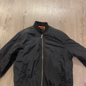 Bomberjacka  - Snygg bomberjacka, den är i bra skick men är lite nopprig på slutet av ärmarna😊