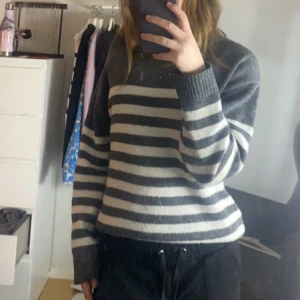 Stickad tröja - Jättefin randig stickad tröja. fint skick. passar xs/s