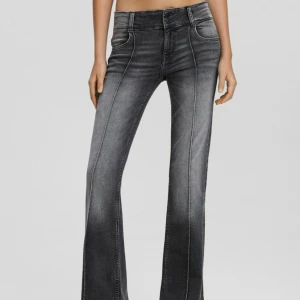 Jeans - Säljer mina poppulära snygga jeans från zalando🌸🩷 det är helt utsålda. Jeansen är i strl 36 regular.