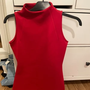 Rödklänning från Nelly - Superfin vinröd klänning i strl s från nelly, bra skick och knappt använd.  Pris: 250kr