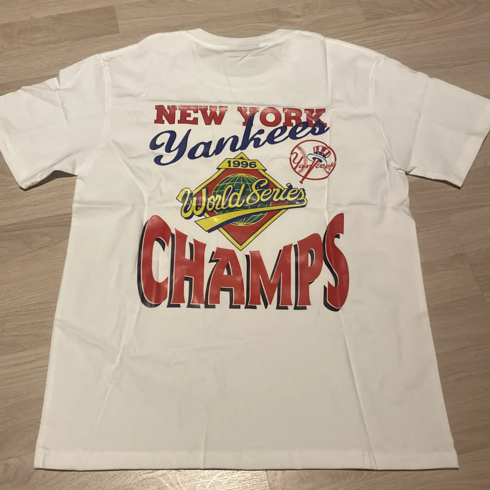 Graphic tee från world series 96’. New York Yankees v Atlanta Braves. Pris kan diskuteras vid snabb affär. . T-shirts.