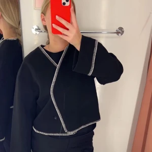 Gina Tricot kofta - Säljer nu den populära koftan frpn Gina Tricot, endast använd några få gånger och ser ut som ny