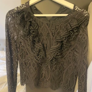 Svart blus  - Säljer denna svarta blus från Zara i strlk M (men passar även en S). Inga defekter eller skador och bara använt ett fåtal gånger. Nypris 279kr, mitt pris 250, men kan diskuteras❤️