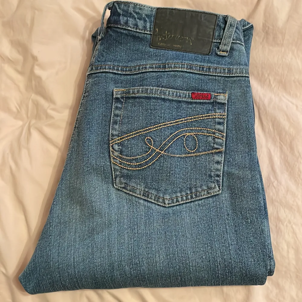 Snygga jeans med broderi bak på fickorna. Jeansen är lite för stora för mig som vanligtvis har 36 eller 38 på jeans så jag skulle säga att de är en liten 40.. Jeans & Byxor.
