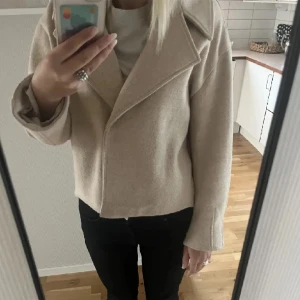 Kappa - Beige kort kappa från Na-kd😍🤩