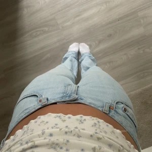 Jeans - Weekday jeans i modellen arrow i storlek 28/32, skulle säga att de motsvarar en Small