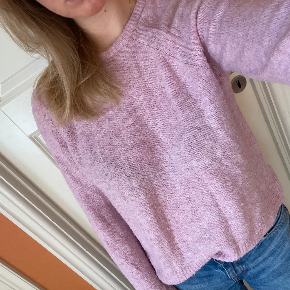 Jättefin rosa tjock tröja, fint skick men lite nopprig och därför det låga priset💜  Passa mig som har storlek S. Skriv vid frågor eller funderingar!🫶. Tröjor & Koftor.