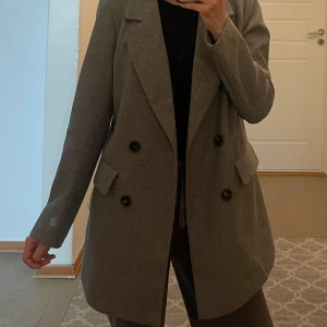 Grå kappa  - Nästan oanvänd grå kappa från märket ONLY, med fickor och går att knäppa❤️