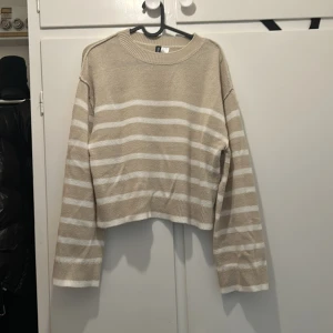 Hm stickad tröja  - Endast använd 1 gång  