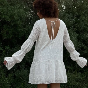 Vit klänning - Hej! Säljer denna superfina klänningen från NA-KD💞Perfekt till studenten!