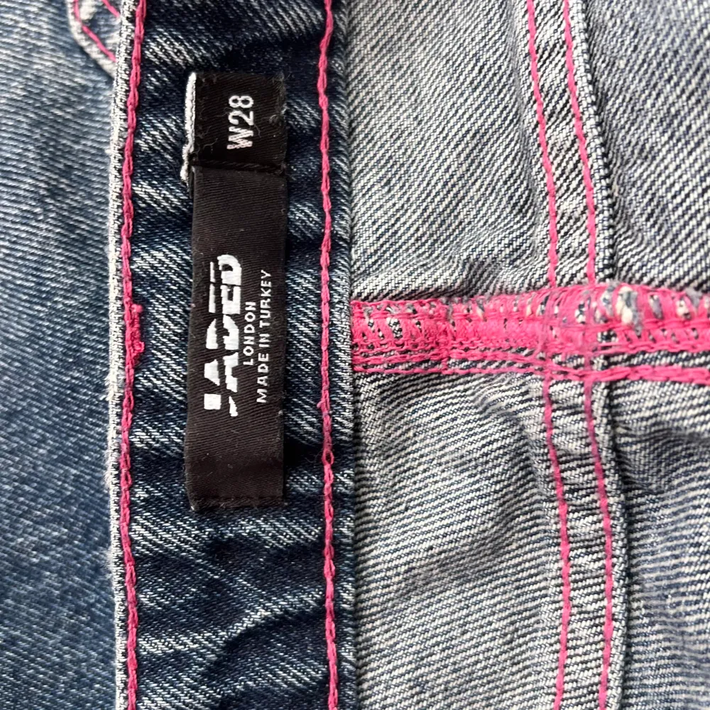 Fina midwaist jaded London jeans med rosa detaljer och hjärtan på fickorna, super fina men får tyvär ingen användning länge🩷. Jeans & Byxor.
