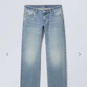 Lågmidjade weekday jeans! Köptes för 590kr säljer för 299! Hör gärna av er vid intresse, fler bilder osv❤️