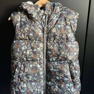 Väst barn - Blommig väst från Zara kids Storlek 116, 5-6 år