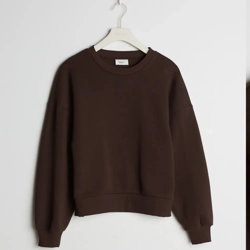 Säljer denna slutsålda bruna sköna sweatshirten ifrån Gina tricot i storlek S, som jag köppte för 259kr. Hoodies.