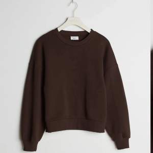Säljer denna slutsålda bruna sköna sweatshirten ifrån Gina tricot i storlek S, som jag köppte för 259kr