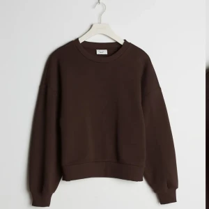 Brun sweatshirt  - Säljer denna slutsålda bruna sköna sweatshirten ifrån Gina tricot i storlek S, som jag köppte för 259kr