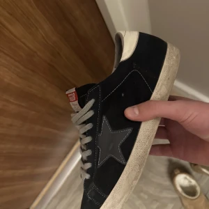 Golden goose skor  - Storlek 43 skick 9-10 box medföljer  Hör av er om ni intresserade för fler bilder eller info 