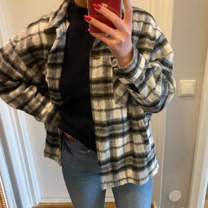 Vårjacka - Säljer min fina jacka från zara som är perfekt till våren 🌸. Storlek L men är oversize och passar mig toppen med en tröja under som vanligtvis har S i storlek. 