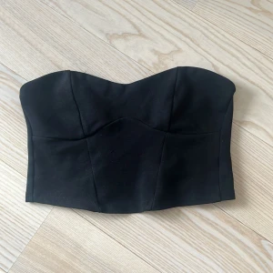 Svart topp - Svart crop top i storlek XS ifrån Gina tricot, i fint skick!!💕