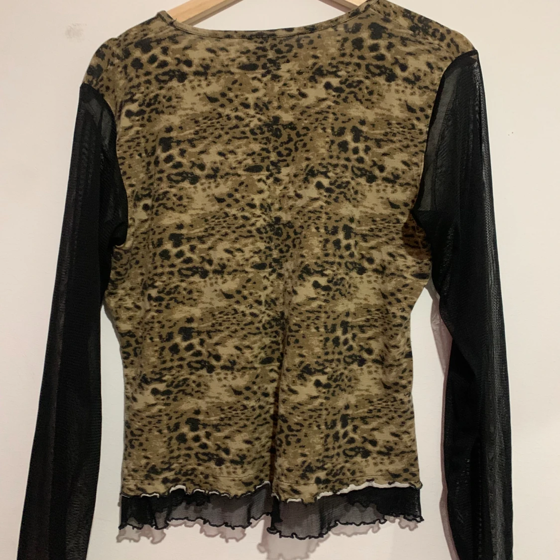 tröja med leopard print och mesh armar - 1
