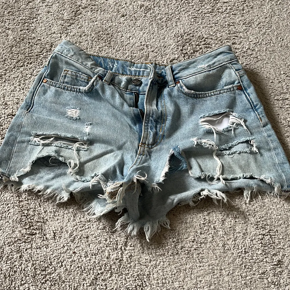 Fina jeans shorts som inte kommer till användning 💘💘de är lite högre i midjan men man kan vika ner eller ha dem lite längre ner 💗. Shorts.