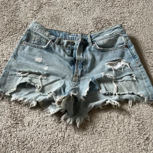 Jeans shorts - Fina jeans shorts som inte kommer till användning 💘💘de är lite högre i midjan men man kan vika ner eller ha dem lite längre ner 💗