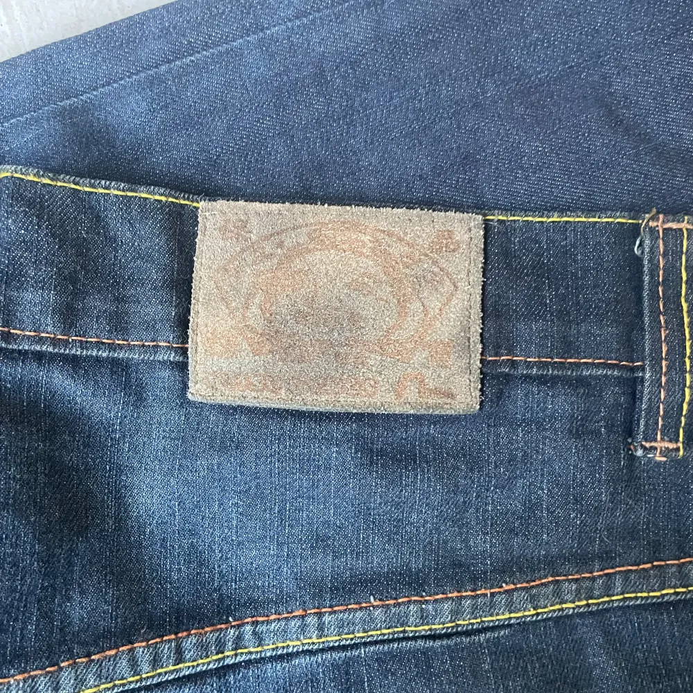 evisu jeans med camoflage mönster:) köpte här på plick, storlek 36. sitter L/XL. kom privat flr fler bilder eller mått. Jeans & Byxor.