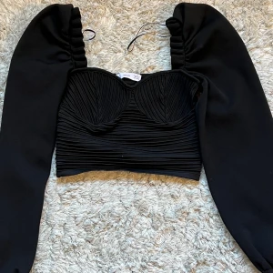 Topp - Svart topp från Mango, storlek XS och använd några gånger.