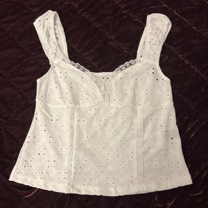 Sommar topp💕 - Säljer den här otroligt söta o snygga sommartoppen då den tyvärr inte passade mig💕 Vet inte märket då jag köpte den på plick🌷