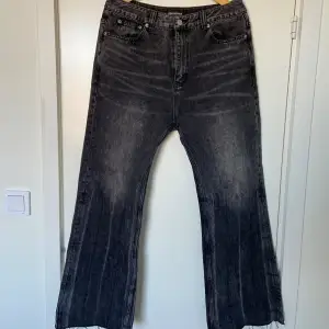 1:1 Crazy pair of jeans that i wish i wouldnt part ways with. They are long and have a drop-crotch so looks the best with boots/chunky sneakers. Love these but unfortunately they dont fit my style anymore:(