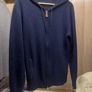 Kashmir zip hoodie mörkblå - Säljer min sjukt snygga Kashmir zip hoodie i storlek M Knappt använd 