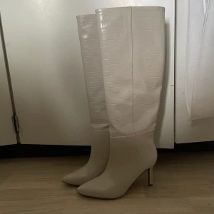 Superfina stövlar - Säljer ett par superfina beiga stövlar från Gina Tricot, aldrig använda! Nypris 699kr mitt pris 300kr