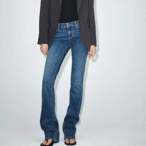 Säljer dessa sjukt fina lowwaist jeansen från Zara, som tyvärr inte används längre! ☺️ (Ordpris 399kr)