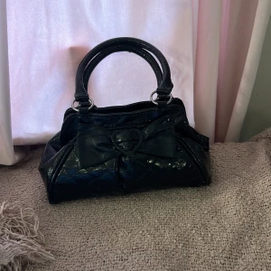 Svart handväska  - Jag säljer MIN SUPER TRENDIGA  handväska från år 2011💓 