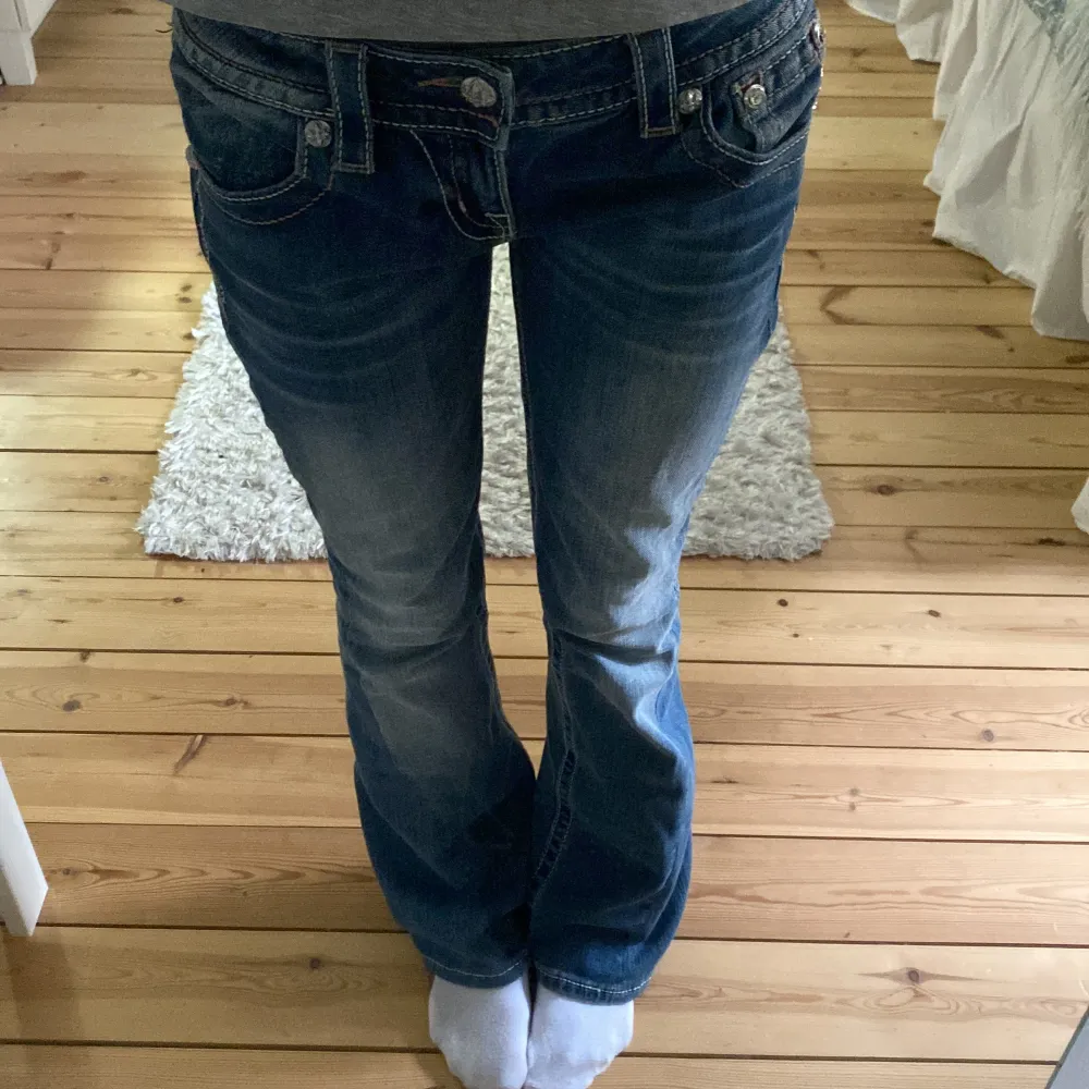 Sjukt snygga miss me jeans i jättebra skick!Passar xs/s💕 Dem är jättefint omsydda till bootcut då dem var skinny till en början. 27 cm rakt över i midjan! Coola detaljer på alla fickor. Jeans & Byxor.