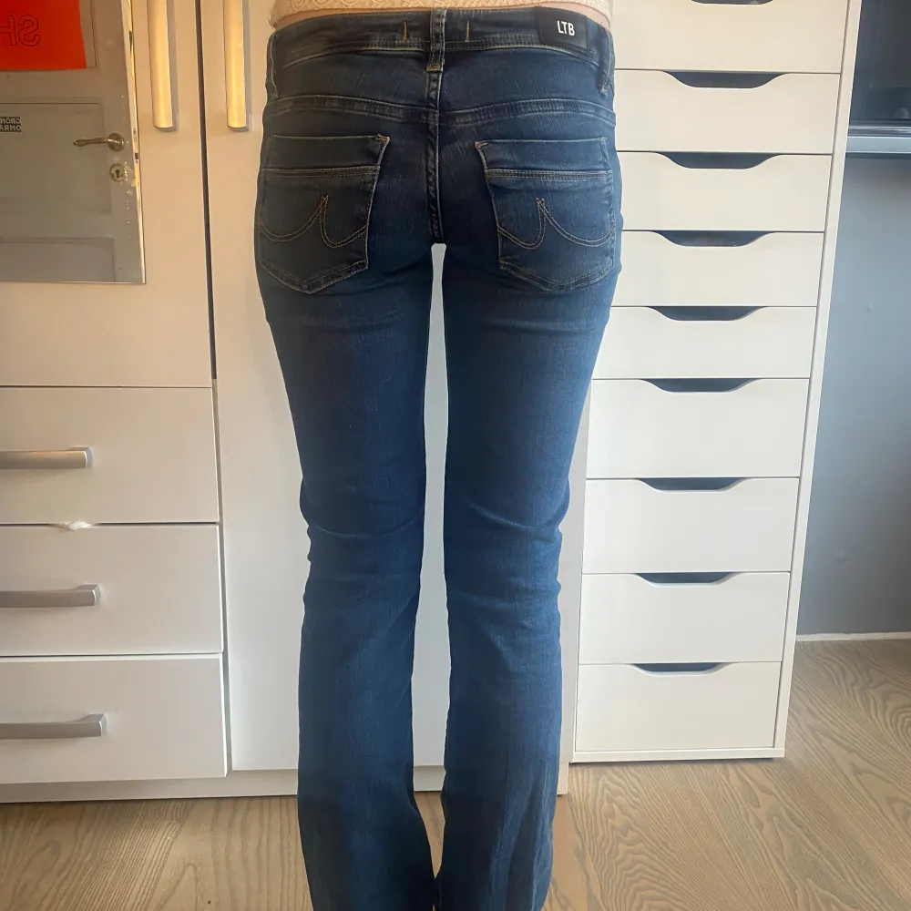 Säljer mina ltb jeans pga att dom är lite korta på mig, w26 L32 🤗 nypris var runt 900💞 . Jeans & Byxor.