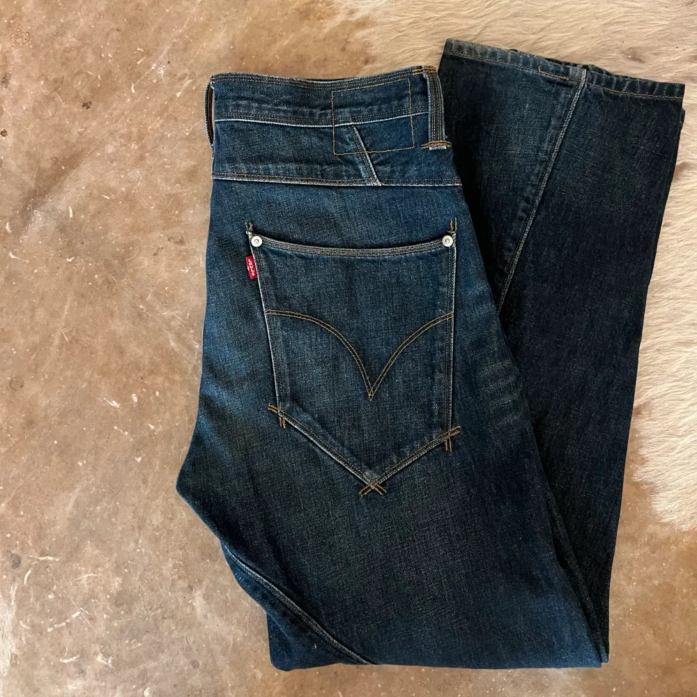 Mid waist Vintage Levis i herrmodell. Storlek 30 men skulle säga att beroende på hur man vill att de sitter så kan de passa en XS, S & M! . Jeans & Byxor.