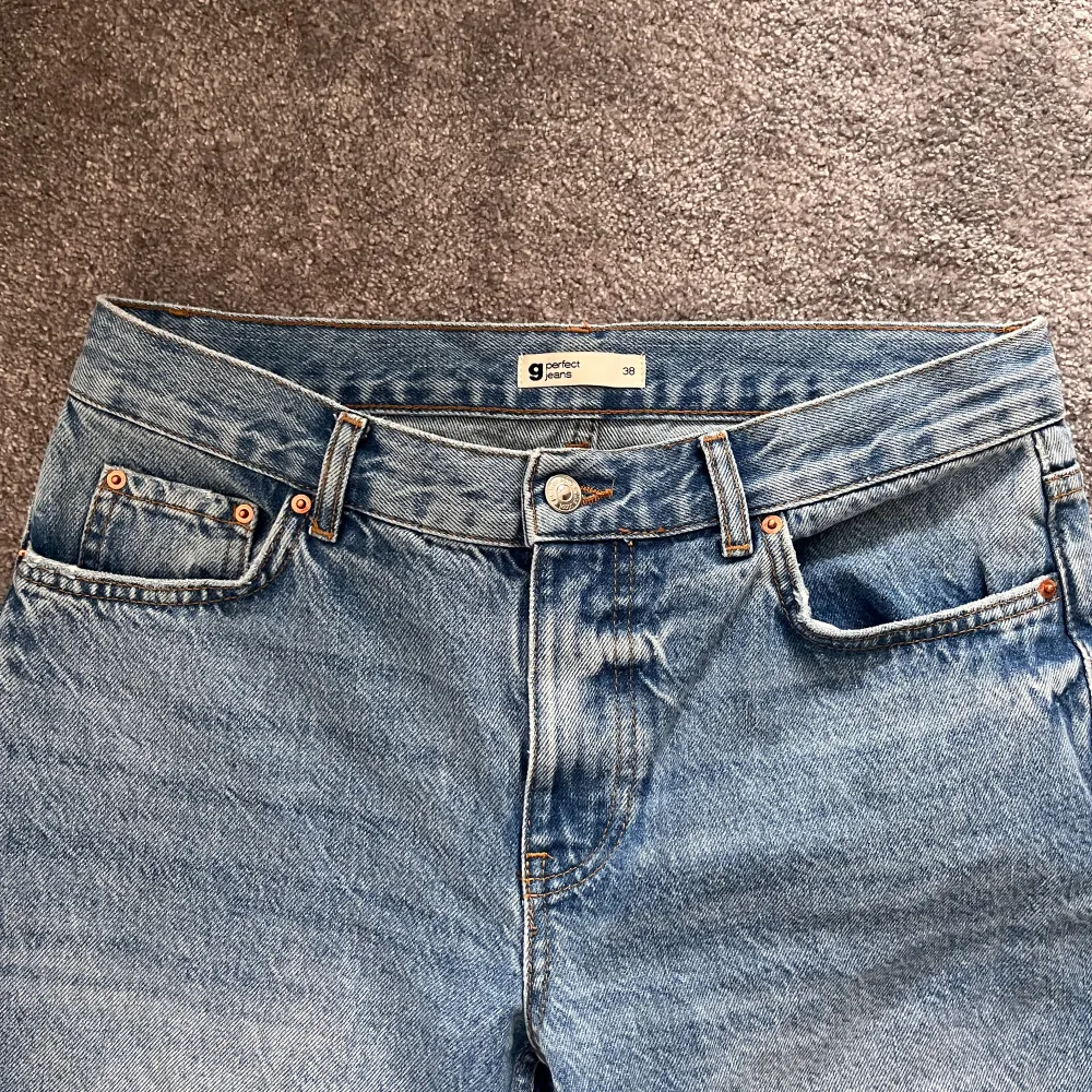 Snygga lågmidjade raka byxor som endast använt fåtal gånger i strl 38. Hör av dig vid frågor!💕. Jeans & Byxor.