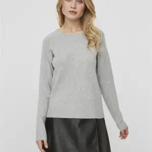 En fin grå stickad tröja från Vero moda. Använd cirka 3 gånger. Inga defekter. Nypris 249 kr. Skriv för mer information!