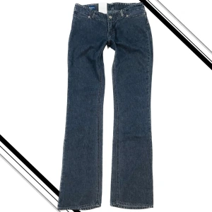 Lowwaist jeans - Midja: 82cm Innerben: 84cm Nyskick med alla lappar kvar🫶