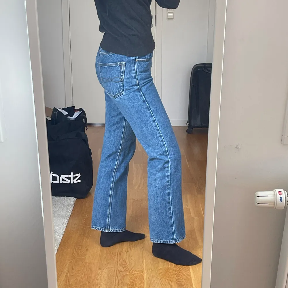 Säljer mina snygga jeans då de ej kommer till användning längre. Inga defekter alls och är mellanmijade. Skriv om ni har frågor eller funderingar:)). Jeans & Byxor.