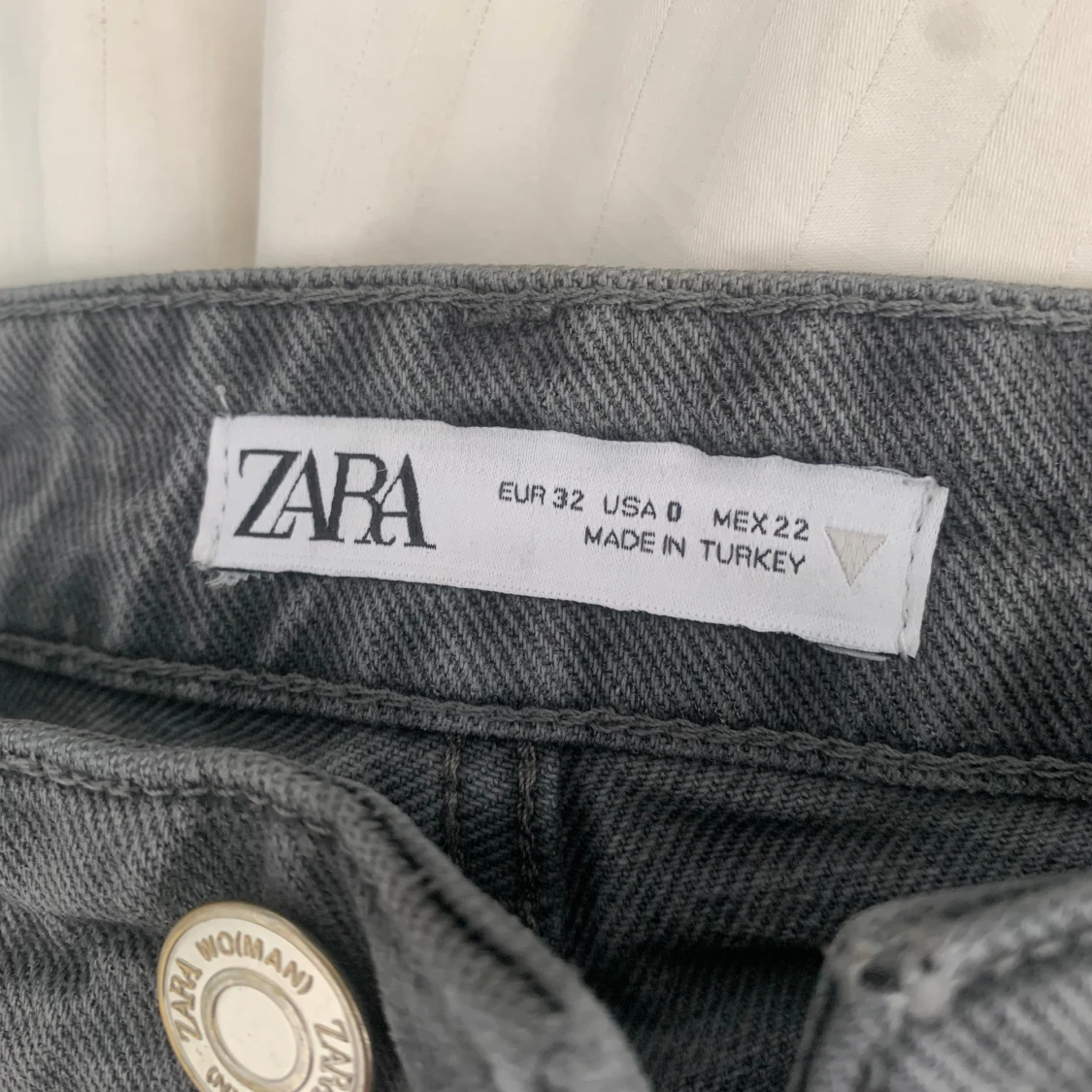 Grå lågmidjade jeans från zara - 90