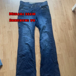 Utsvängda jeans - Mörkblå utsvängda jeans, oklart vilket märke. Fint skick. Mått på bilderna. Hör av dig för mer info!