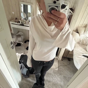 Satin blus  - Så fin satinblus med drapering i halsen och slits i ärmarna. Tyvärr bara kommit till användning en gång, köptes för 599kr! 💗 Nyskick, skriv för frågor, pris kan diskuteras 