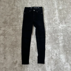 Svarta tajta jeans - Svarta tajta jeans från bikbok.
