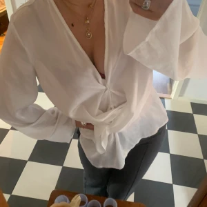 Siden blus  - Såå fin dag siden blus som inte kommer till användning! Passar bra på mig som har 36 vanligtvis